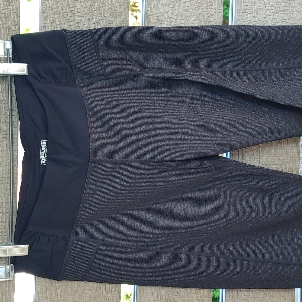 Kirkland‎ signature Capri leggings size M black and gray